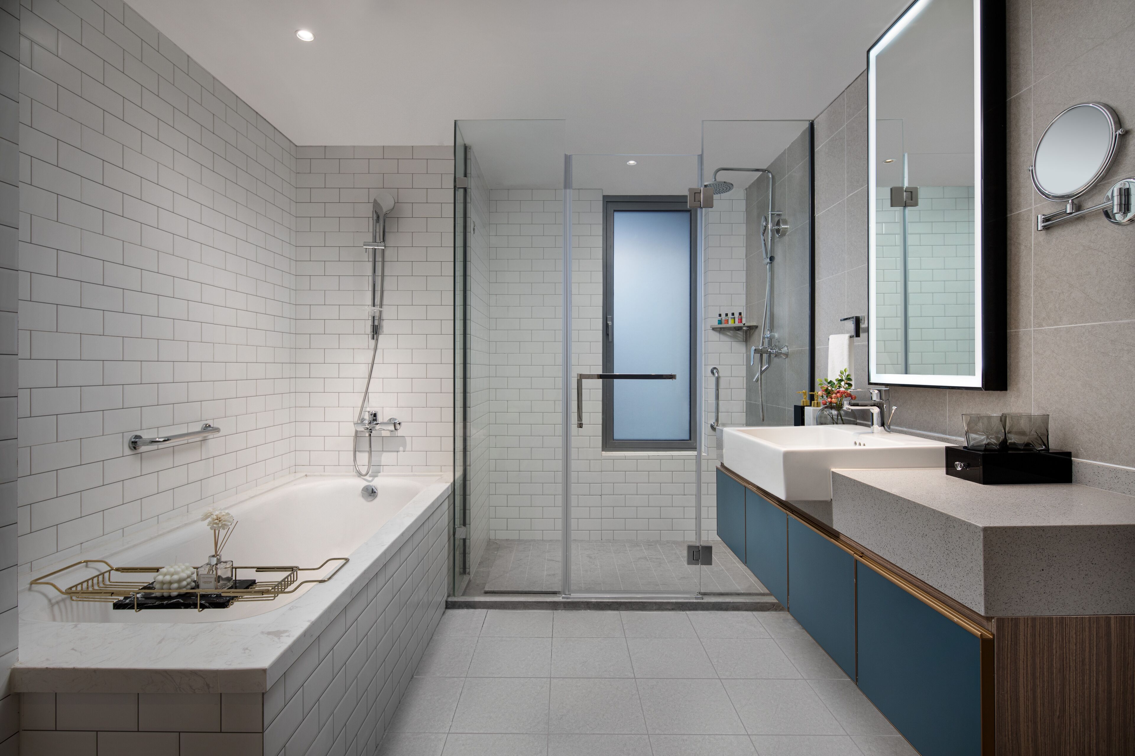 Habitación Deluxe, 2 habitaciones | Baño | Artículos de higiene personal gratuitos, secador de pelo y zapatillas