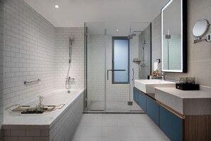 Habitación Deluxe, 2 habitaciones | Baño | Artículos de higiene personal gratuitos, secador de pelo y zapatillas