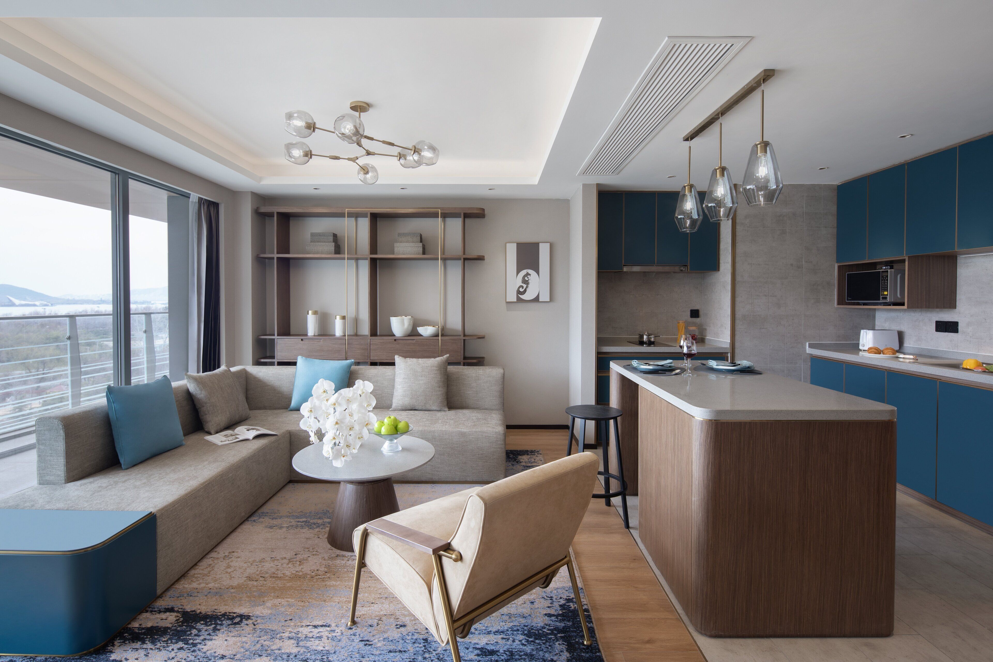Una sala de estar moderna con un sofá, una mesa de centro y un comedor con isla de cocina.