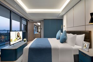 Cubrecamas, escritorio y espacio para trabajar con laptop