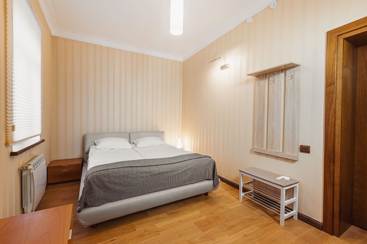 Quarto casal superior | 1 quarto, cortinas blackout, ferros/tábuas de passar roupa