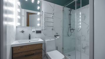 Studio Familial | Salle de bain | Sèche-cheveux, peignoirs, serviettes fournies, savon