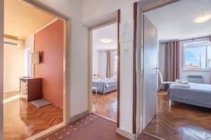 A hotel room with a bed, a desk, and a window. - Apartment Rokov (Rovinj)