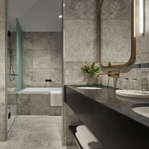 Deluxe Suite | Bathroom