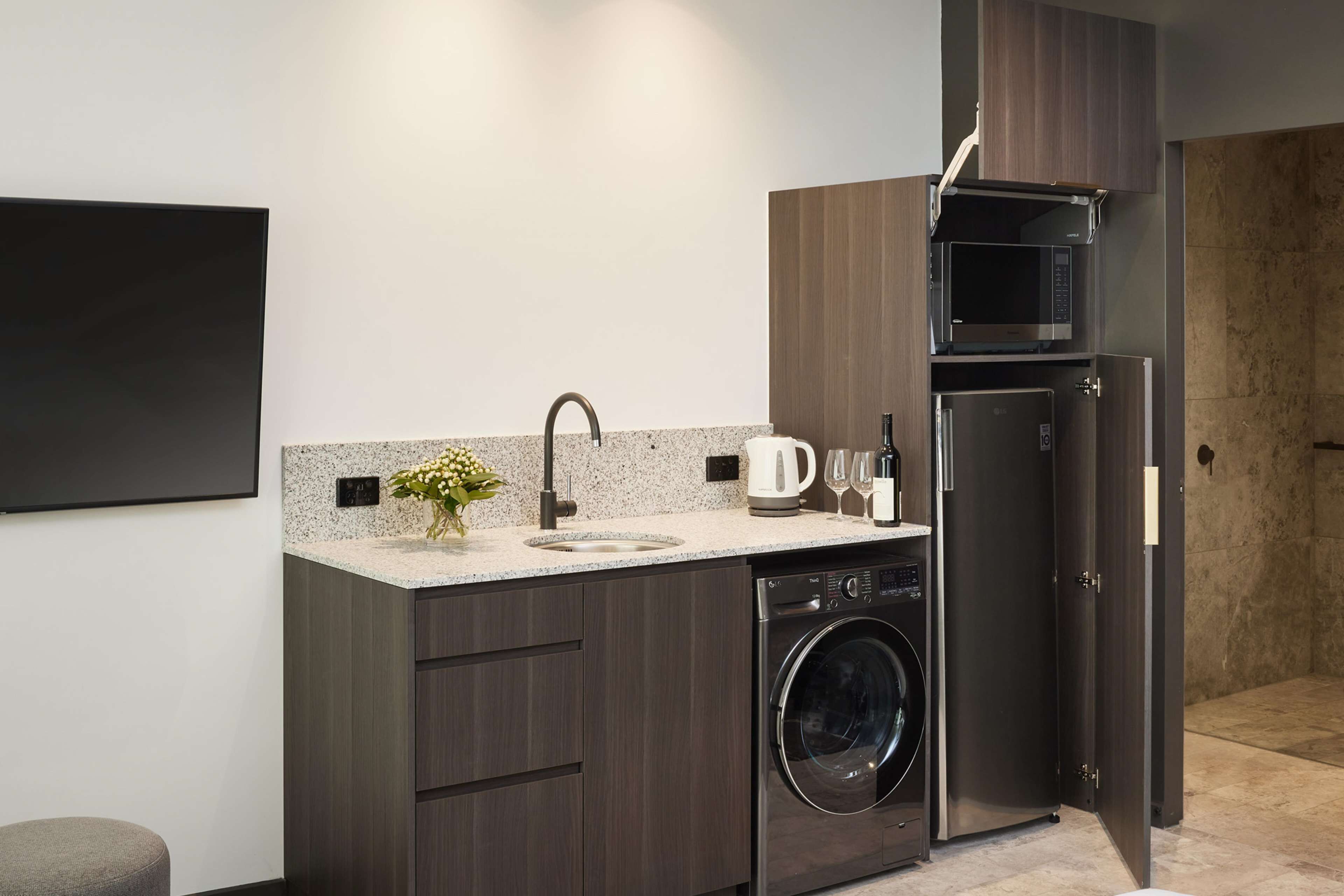 studio king | private kitchenette | electric kettle