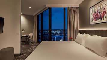 Premier Suite | Premium bedding, pillow-top beds, in-room safe, desk