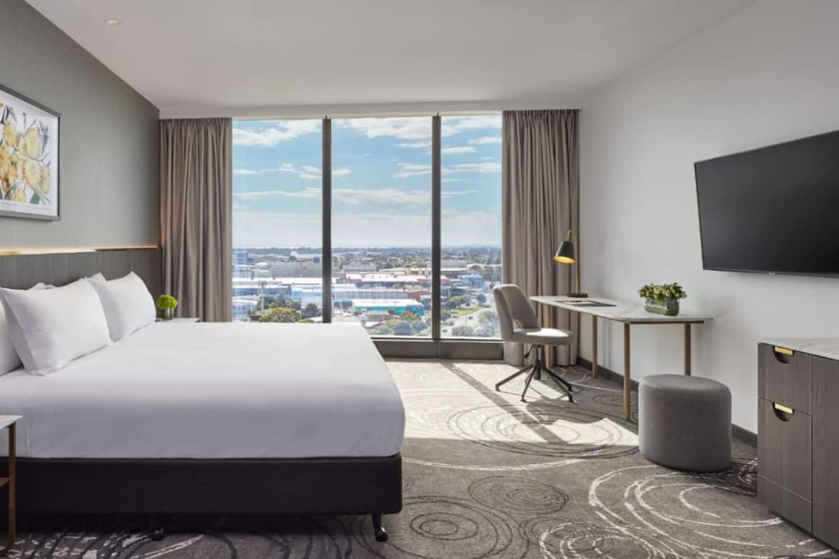 deluxe king corner | 1 bedroom, premium bedding, pillow-top beds, in-room safe