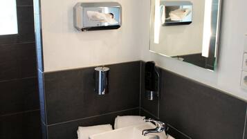 Standard-Doppelzimmer | Badezimmer | Dusche, kostenlose Toilettenartikel, Haartrockner, Handtücher