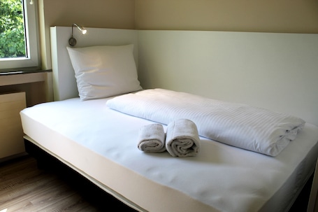 Single Room | Desk, blackout drapes, free WiFi, bed sheets