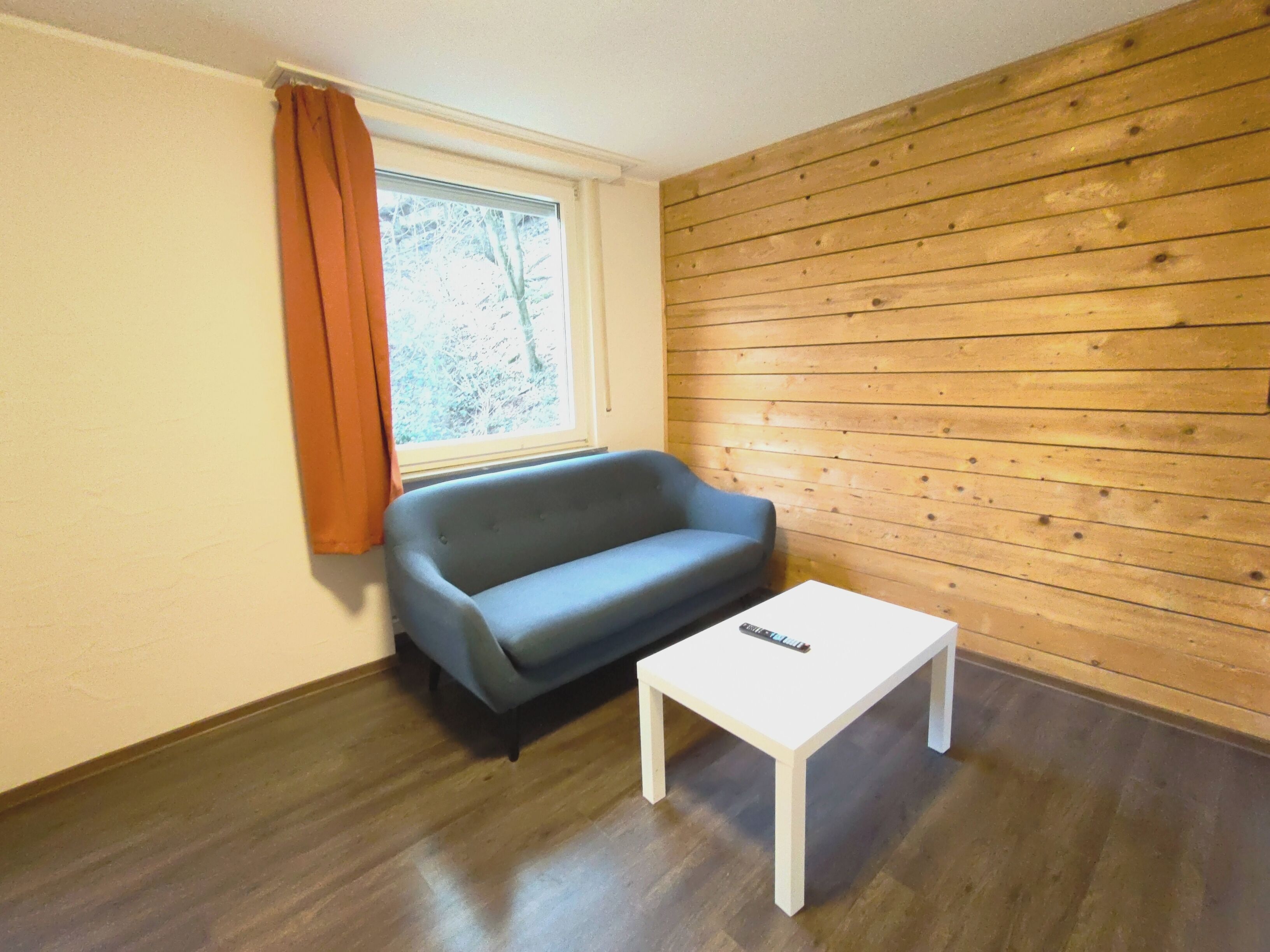 Studiosuite | Schreibtisch, Verdunkelungsvorhänge, kostenloses WLAN, Bettwäsche