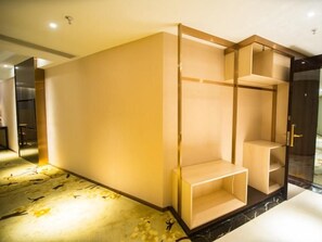 A room with a built-in wardrobe, a glass door, and a marble floor. - Greentree Eastern Jingde Town Railway Station Hotel (Jingdezhen)