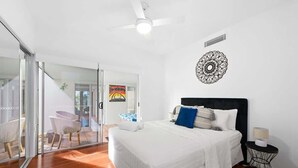 3 bedrooms, iron/ironing board, WiFi (free), bed sheets - Sea Bliss (KINGSCLIFF)