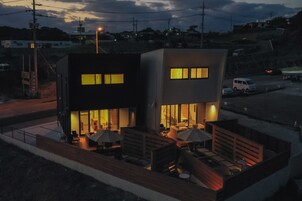 Fachada del alojamiento - Noche