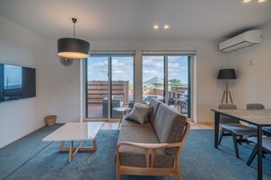 Villa, no fumadores (Private) | Zona de estar | Una televisión de pantalla plana, una chimenea, Netflix