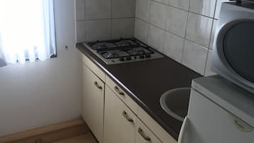 Frigorífico, horno, placa de cocina y cafetera o tetera
