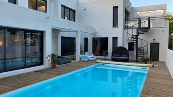 Een buitenzwembad en een verwarmd zwembad