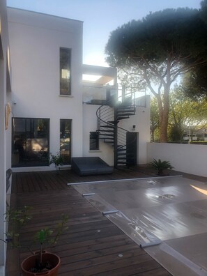 Property grounds - Magnificent villa with private pool and jacuzzi 100 m from the beach (La Grande-Motte)