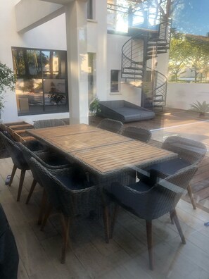 Outdoor dining - Magnificent villa with private pool and jacuzzi 100 m from the beach (La Grande-Motte)