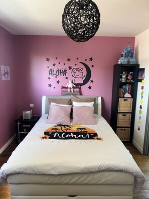 4 bedrooms, iron/ironing board, free WiFi, bed sheets