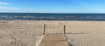 Magnificent villa with private pool and jacuzzi 100 m from the beach