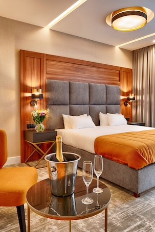 Doppelzimmer | Zimmersafe, Schreibtisch, laptopgeeigneter Arbeitsplatz. Grand Focus Hotel Szczecin