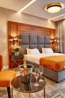 双人房 | 客房内保险箱、办公桌、笔记本电脑工作区、隔音