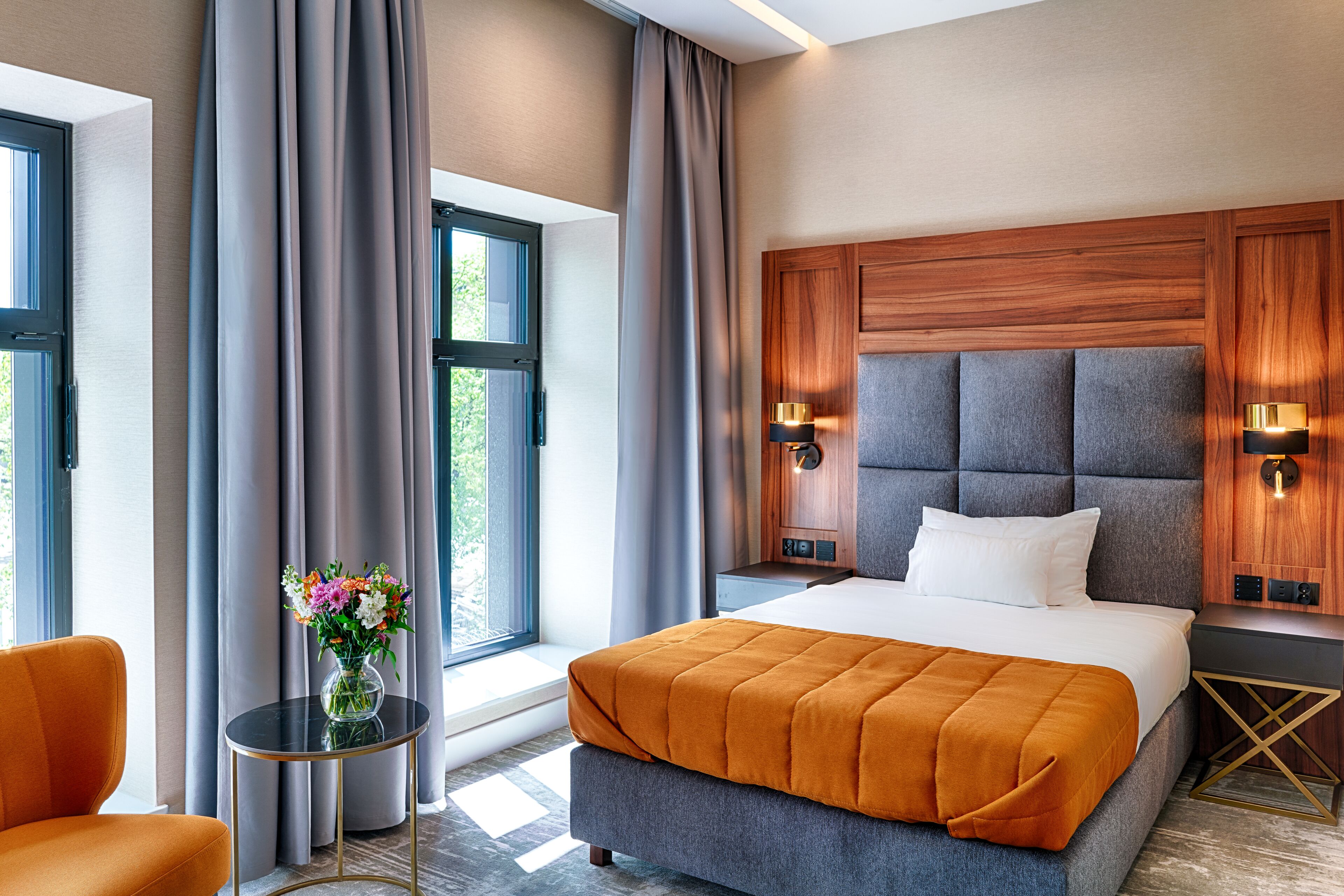 single room | in-room safe, desk, laptop workspace, soundproofing