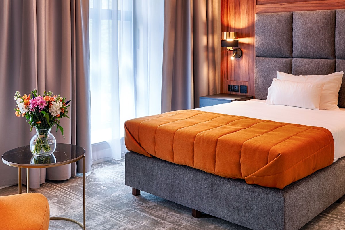 Single Room | 1 bedroom, in-room safe, desk, laptop workspace