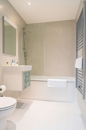 Standard Apartment | Bathroom | Towels, shampoo