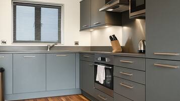 Standard Apartment | Private kitchen | Full-sized fridge, microwave, oven, cookware/dishes/utensils