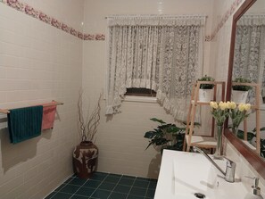 Een douche, een haardroger, handdoeken, zeep