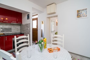 Huoneisto (Two Bedroom Apartment) | Yksityinen keittiö | Jääkaappi, liesi, astianpesukone, vedenkeitin