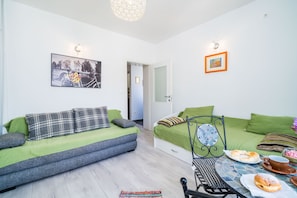 Huoneisto (Two Bedroom Apartment) | Olohuone | Taulutelevisio