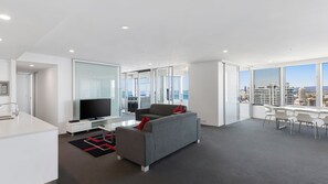 TV - Luxury 3 Bedroom Apartment with Ocean Views - CoastHM (Surfers Paradise)