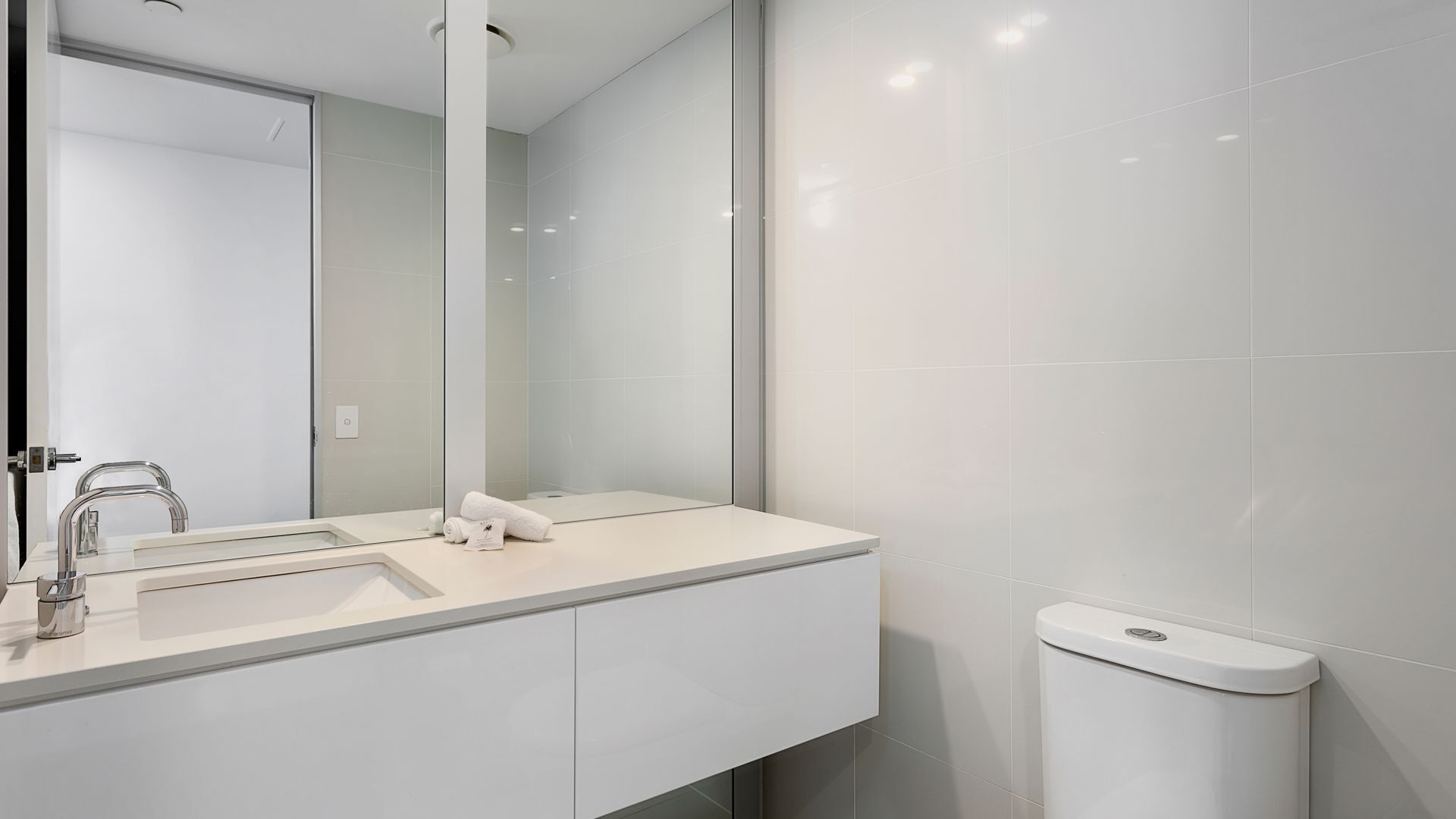 Luxury 3 Bedroom Apartment with Ocean Views - CoastHM — image 22