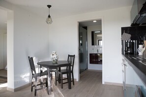 Fridge, microwave, oven, stovetop - LARGE GARDEN STUDIO WITH SEA VIEW (La Turballe)