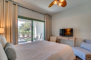 1 bedroom, free WiFi, bed sheets - Spacious Getaway with Walk to Dining & Shops (Seacrest Beach)
