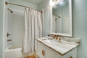 Ensemble baignoire-douche, séchoir à cheveux, serviettes fournies