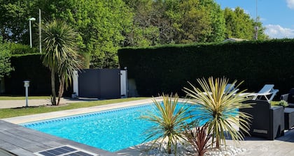 Heated swimming pool 4-star tourist accommodation 10mns walk from port Biganos