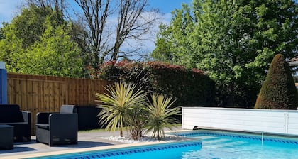 Piscine chauffée meublé de tourisme classé 4 étoiles 10mns à pieds port Biganos