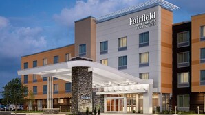 Un hotel Fairfield by Marriott con diseño moderno, que cuenta con un acceso cubierto y varios pisos.