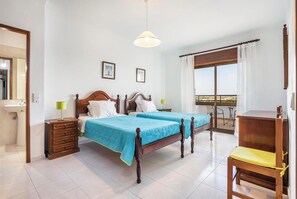 3 chambres, coffres-forts dans les chambres, fer et planche à repasser