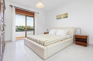 3 bedrooms, in-room safe, iron/ironing board, travel cot