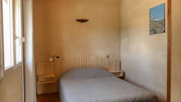 Een strijkplank/strijkijzer, wifi, beddengoed