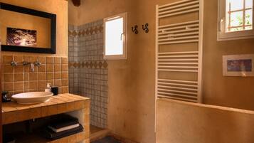 Een haardroger, handdoeken, zeep, toiletpapier