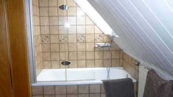 Phòng 4 | Phòng tắm | Máy sấy tóc, khăn tắm, giấy vệ sinh