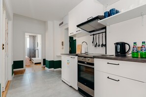 Apartamento exclusivo | Cocina privada | Frigorífico grande, horno, placa de cocina y hervidor eléctrico