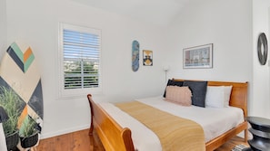 3 bedrooms, iron/ironing board, free WiFi, bed sheets - The Green Whaler, Hyams Beach (Hyams Beach)