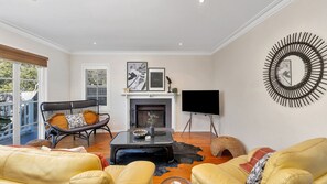 TV, fireplace, Netflix, streaming services - The Green Whaler, Hyams Beach (Hyams Beach)