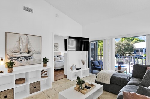 280D - Boca Retreat w/ Pool, Parking, Near Evert Tennis & Shops